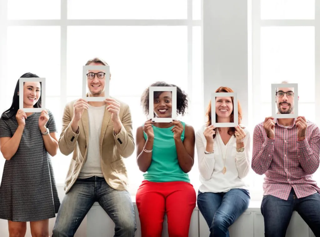 Las comunidades online se centran en la profundidad de las percepciones, mientras que el panel de encuestados prioriza la representatividad y los datos fiables.