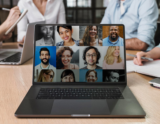 Um Painel de Consumidores Online reúne pessoas que se cadastram voluntariamente para participar de pesquisas pela internet.