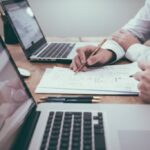 Um painel de investigação online é uma base composta por respondentes recrutados e segmentados para participar regularmente de pesquisas.