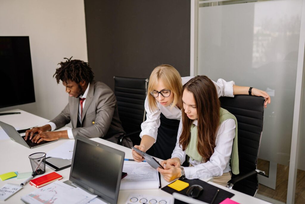 Um fornecedor de audiência para pesquisas é uma empresa especializada em disponibilizar painéis de respondentes qualificados e preparados.