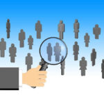 O erro da amostra revela a incerteza dos resultados, apontando quanto a amostra pode se afastar do que seria obtido com a população inteira.