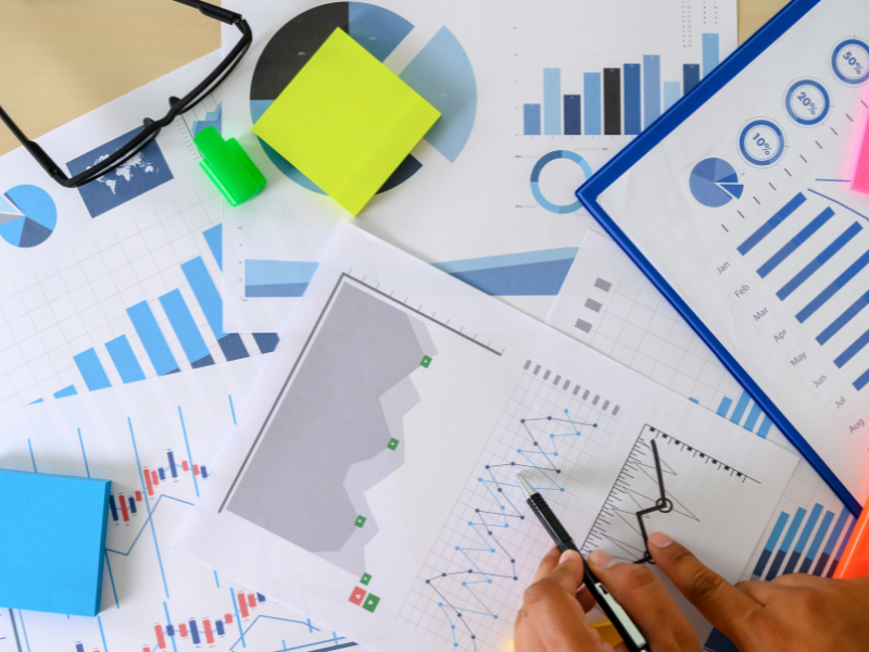 A amostragem por quotas é um método não probabilístico que define grupos específicos para que a amostra reflita a população.