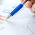 A amostragem em pesquisa eleitoral define quais eleitores participarão da pesquisa para representar o universo total.