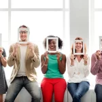 As comunidades online focam na profundidade das percepções, enquanto o painel de respondentes prioriza representatividade e dados confiáveis.